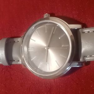 Gray faced sleek silver stainless steel back watch keeps perfect time